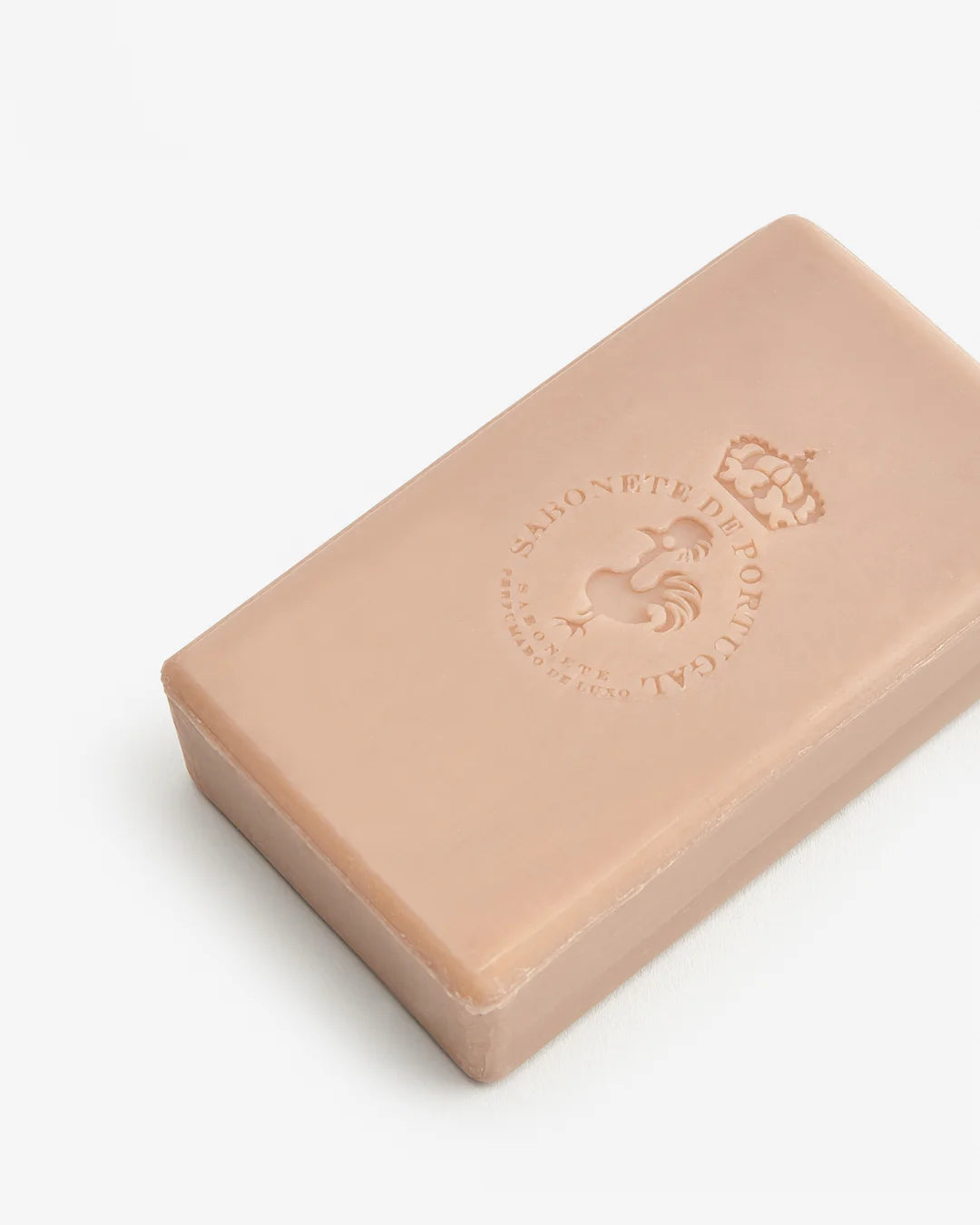 Castelbel Santal Tonka soap bar, rectangular shape, light beige color with embossed logo on the surface.